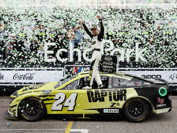 William Byron #24 NASCAR 2024 HM Chevrolet Raptor COTA Race Win 1:24 Elite