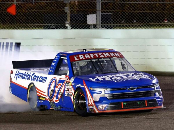 Kyle Larson #07 NASCAR 2025 HMS Truck HendrickCars.com Homestead Race Win 1:64