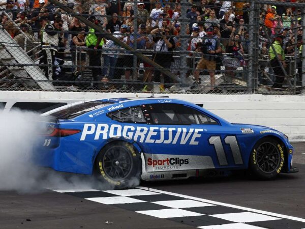 Denny Hamlin #11 NASCAR 2025 JGR Progressive Martinsville Race Win 1:64