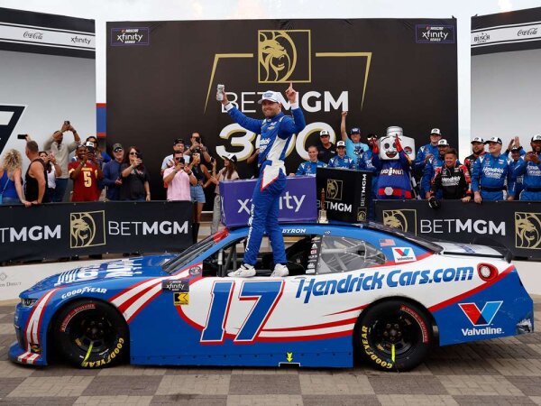William Byron #17 NASCAR 2025 Hendrickcars.com Charlotte Race Win 1:24