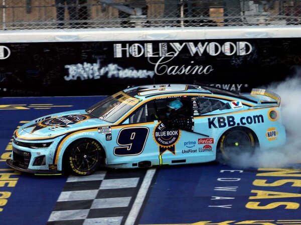 Chase Elliott #9 NASCAR 2025 HM Chevrolet Kelly Blue Book Kansas Race Win 1:24 Elite