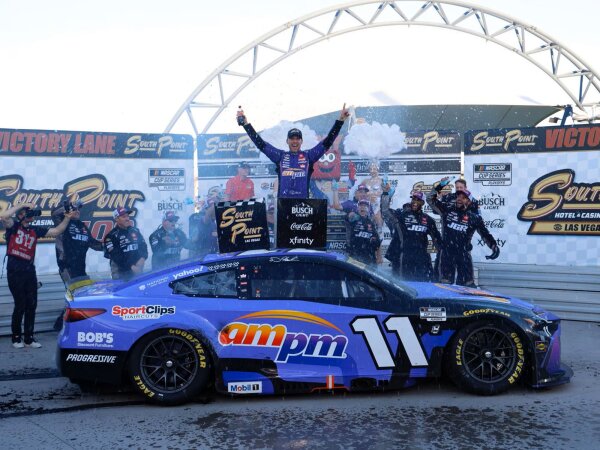 Denny Hamlin #11 NASCAR 2025 JGR ampm Las Vegas Race Win 1:24