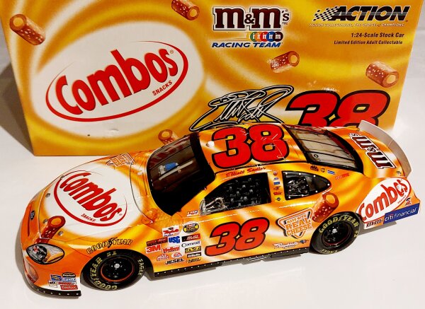 Elliott Sadler #38 NASCAR 2005 Ford RYR M&M Combos 1:24