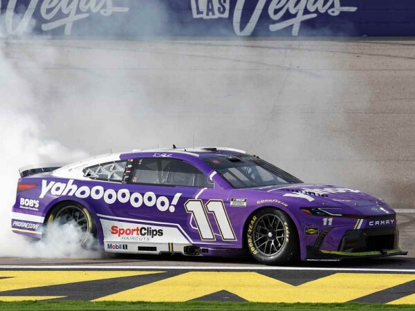 Denny Hamlin #11 NASCAR 2026 JGR Toyota Yahoo! Las Vegas Race Win 1:64