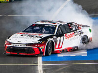 Denny Hamlin #11 NASCAR 2024 JGR Toyota Sports Clips...